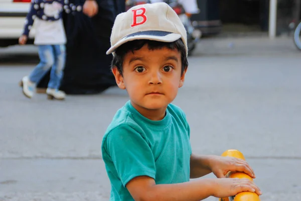 Shiraz, Iran - 10 mai 2017 : un petit garçon iranien mignon dans une casquette an — Photo