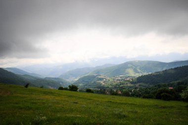 Paskalya 'da canlı otlar ve tepelerle göz kamaştırıcı dağlık manzaralar.