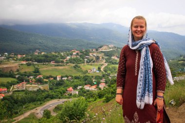Paskalya 'da canlı otlar ve tepelerle göz kamaştırıcı dağlık manzaralar.