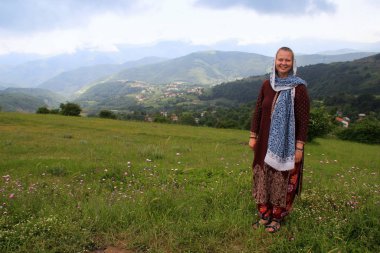 Paskalya 'da canlı otlar ve tepelerle göz kamaştırıcı dağlık manzaralar.