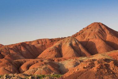Tabriz yakınlarındaki İran 'daki sıra dışı renkli dağlar. Alışılmadık 