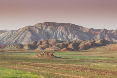 Tabriz yakınlarındaki İran 'daki sıra dışı renkli dağlar. Alışılmadık 