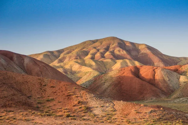 伊朗Tabriz附近罕见的彩色山脉。 不寻常 — 图库照片