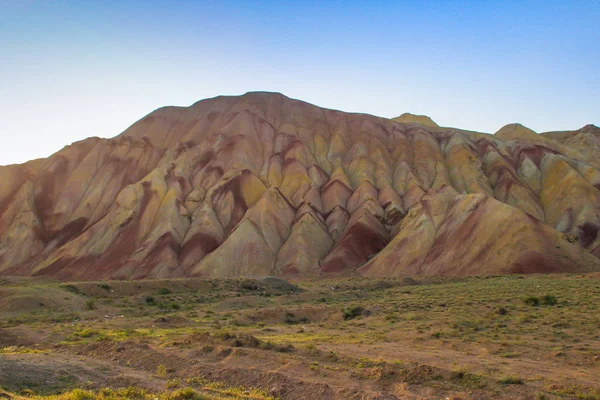 Montanhas coloridas incomuns impressionantes no Irã perto de Tabriz. Incomum. — Fotografia de Stock