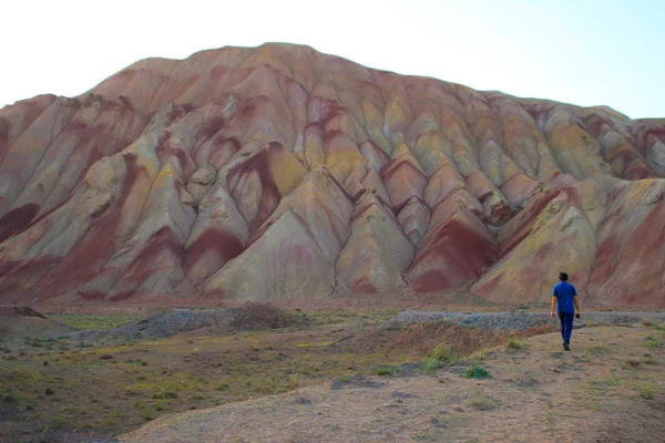 Tabriz, Irán - 28 de mayo de 2017: Impresionantes montañas de colores inusuales —  Fotos de Stock