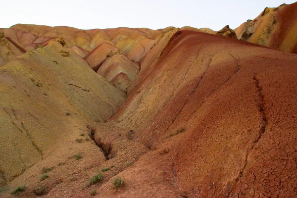 Montanhas coloridas incomuns impressionantes no Irã perto de Tabriz. Incomum. — Fotografia de Stock