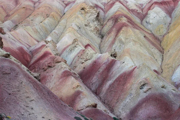 Tabriz yakınlarındaki İran 'daki sıra dışı renkli dağlar. Alışılmadık 