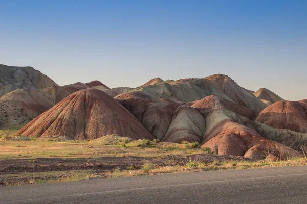 Superbes montagnes colorées insolites en Iran près de Tabriz. Insolite Image En Vente