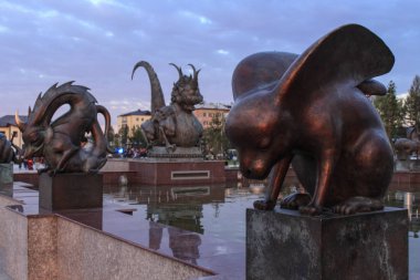 Kyzyl, Tuva - 10 Ağustos 2015: Asya 'nın merkezindeki anıt