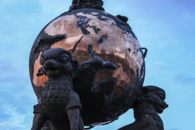 Kyzyl, Tuva - 10 Ağustos 2015: Asya 'nın merkezindeki anıt