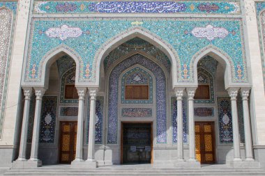 Qum, İran - 4 Mayıs 2017: Antik Şii 'nin çarpıcı güzelliği