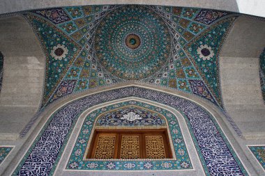 Qum, İran - 4 Mayıs 2017: Antik Şii 'nin çarpıcı güzelliği