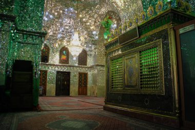 Şiraz, İran - 16 Mayıs 2017: bir cenaze anıtı ve camii.