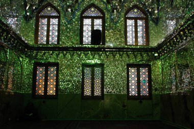 Şiraz, İran - 16 Mayıs 2017: bir cenaze anıtı ve camii.