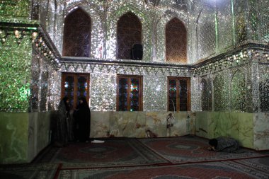 Şiraz, İran - 16 Mayıs 2017: bir cenaze anıtı ve camii.