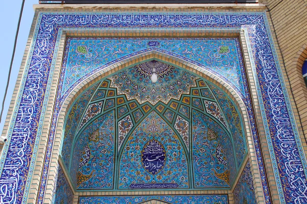 Qum, Irán - 4 de mayo de 2017: impresionante belleza de la antigua m chiíta — Foto de Stock