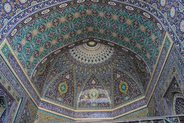 Qum, Irán - 4 de mayo de 2017: impresionante belleza de la antigua m chiíta — Foto de Stock