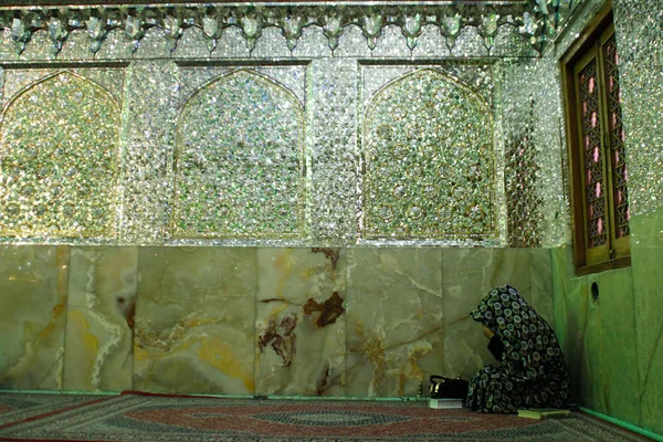 Shiraz, iran - 16. Mai 2017: ist ein Grabdenkmal und eine Moschee i — Stockfoto