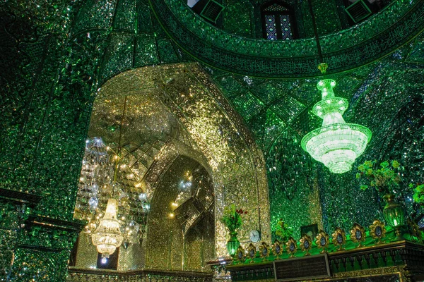 Şiraz, İran - 16 Mayıs 2017: bir cenaze anıtı ve camii.