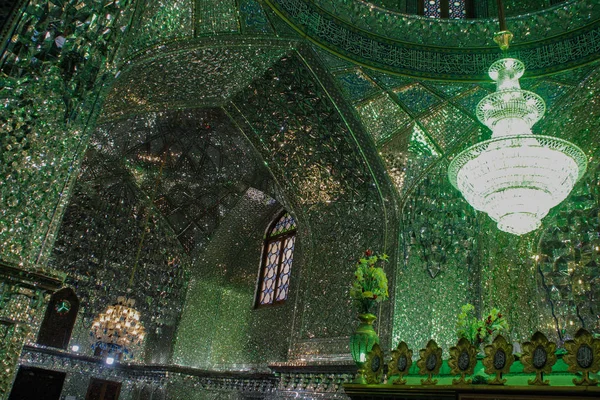 Shiraz, iran - 16. Mai 2017: ist ein Grabdenkmal und eine Moschee i — Stockfoto