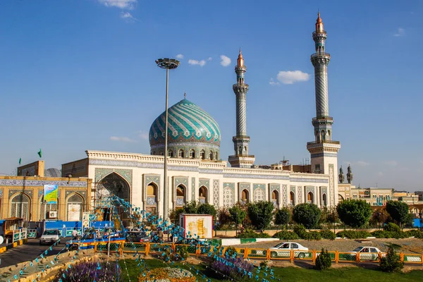 Qum, Irã - 4 de maio de 2017: beleza deslumbrante do antigo Shiite m — Fotografia de Stock