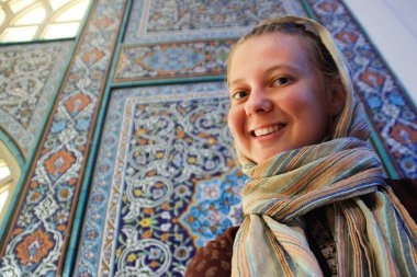 Meşhur Jameh Camii 'nin arka planında genç bir turist kız. 