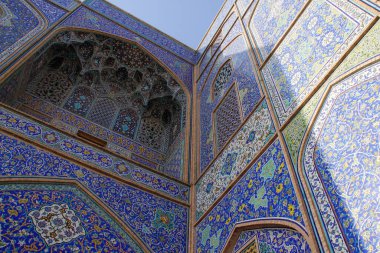  İsfahan şehrinin başlıca ilgi odağı Jameh Camii 'dir. A B