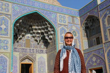 Meşhur Jameh Camii 'nin arka planında genç bir turist kız. 