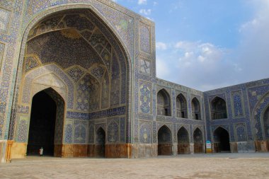  İsfahan şehrinin başlıca ilgi odağı Jameh Camii 'dir. A B