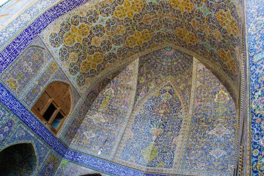  İsfahan şehrinin başlıca ilgi odağı Jameh Camii 'dir. A B