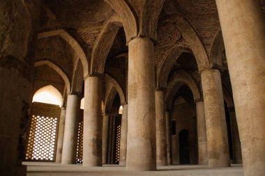 İran 'daki antik bir caminin güzel sütunları. Şii Camii Jame