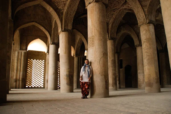 Belles colonnes d'une ancienne mosquée en Iran. Mosquée chiite Jame Images De Stock Libres De Droits