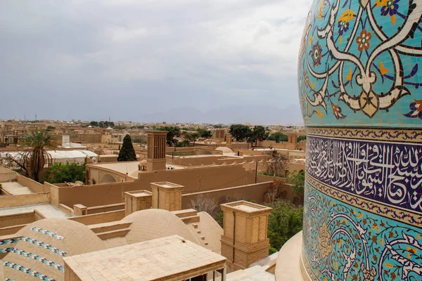 Yazd, Irán - 14 de mayo de 2017: la antigua ciudad de Yazd construida a partir de — Foto de Stock