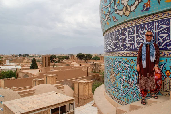 Yazd, Irán - 14 de mayo de 2017: la antigua ciudad de Yazd construida a partir de — Foto de Stock