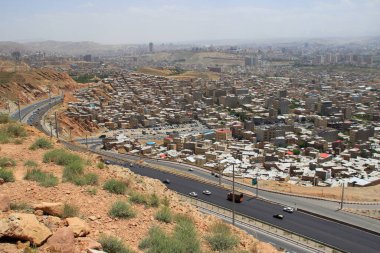 Tabriz, İran - 29 Mayıs 2017: yukarıdan İran 'ın Tabriz şehrine bakış. Şehrin kenar mahallelerindeki basit İran mimarisi..