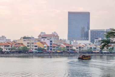 SINGAPORE - 12 Mart 2016: Renkli dükkanları, gökdelenleri, dükkanları, dükkanları, turistleri ve mekanları olan Singapur eyaleti ve şehir sokağı. Singapur sokak hayatı ve mimarisi.