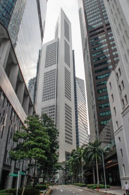 SINGAPORE - 12 Mart 2016: Renkli dükkanları, gökdelenleri, dükkanları, dükkanları, turistleri ve mekanları olan Singapur eyaleti ve şehir sokağı. Singapur sokak hayatı ve mimarisi.