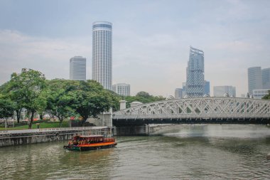 SINGAPORE - 12 Mart 2016: Renkli dükkanları, gökdelenleri, dükkanları, dükkanları, turistleri ve mekanları olan Singapur eyaleti ve şehir sokağı. Singapur sokak hayatı ve mimarisi.