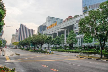 SINGAPORE - 12 Mart 2016: Renkli dükkanları, gökdelenleri, dükkanları, dükkanları, turistleri ve mekanları olan Singapur eyaleti ve şehir sokağı. Singapur sokak hayatı ve mimarisi.