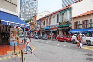 SINGAPORE - 12 Mart 2016: Renkli dükkanları, gökdelenleri, dükkanları, dükkanları, turistleri ve mekanları olan Singapur eyaleti ve şehir sokağı. Singapur sokak hayatı ve mimarisi.