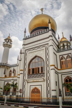 SINGAN - 12 Mart 2016: Arap mahallesindeki Singapur 'daki güzel Sultan Camii veya Mescid Sultan Camii altın bir kubbe ve güzel dekore edilmiş beyaz duvarları ile.