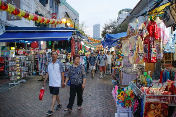 Singapur Března 2016 Singapurská Státní Městská Ulice Pestrobarevnými Obchody Mrakodrapy — Stock fotografie