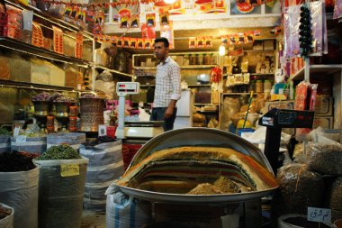 Shiraz, İran - 17 Mayıs 2017: farklı baharat ve baharatlı büyük bir İran pazarı. Torbalardaki yazıtlar 