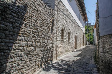 Arnavutluk 'un güneyindeki antik ortaçağ kenti Cirokaster, UNESCO' nun Dünya Mirası ve Arnavutluk 'ta popüler bir turizm beldesi. Antik Osmanlı şehri, Osmanlı mimarisi.