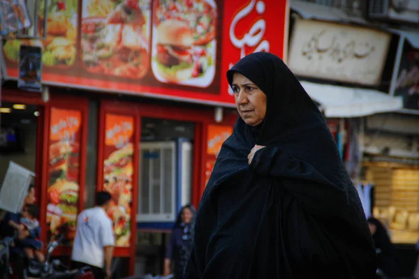 Shiraz Iran Maj 2017 Äldre Muslimsk Iransk Kvinna Täckt Svart — Stockfoto