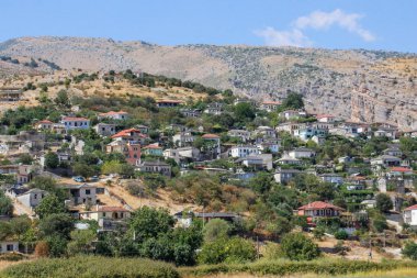 Arnavutluk 'ta yüksek tepeler ve bitki örtüsüyle güzel bir dağ manzarası - keşfedilmemiş Avrupa ülkesi.