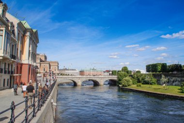Stockholm, İsveç - 22 Haziran 2016: pürüzsüz körfez suyu, gezinti güvertesi, yatları ve evleri olan İskandinav başkenti Stockholm 'ün merkezi. Şehirlerin İskandinav mimarisi.