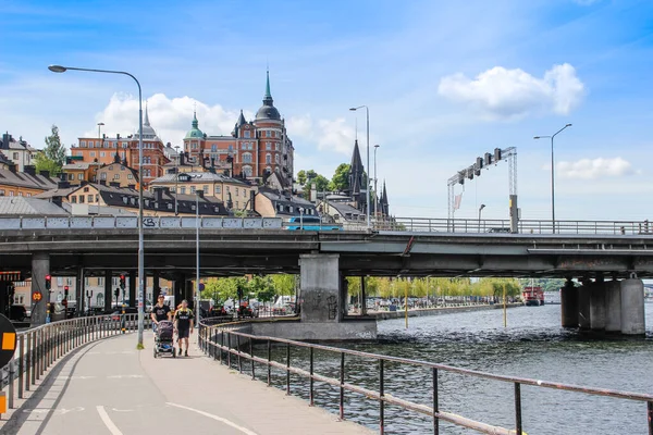 斯德哥尔摩 2016年6月22日 斯堪的纳维亚首都斯德哥尔摩市中心 有光滑的海湾水 游艇和房屋 斯堪的纳维亚城市建筑 — 图库照片