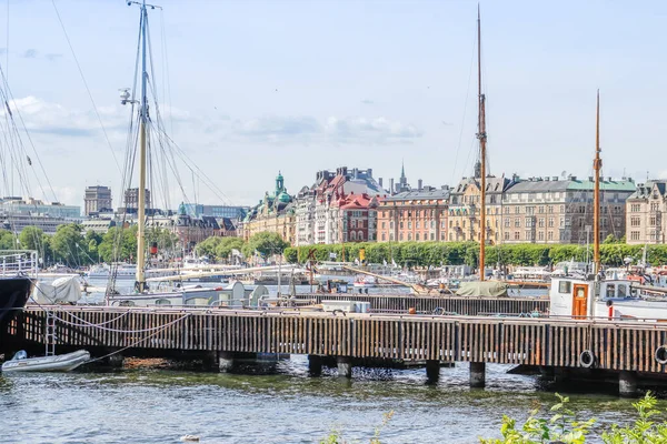 ストックホルム スウェーデン 2016年6月22日 滑らかな湾の水 遊歩道 ヨットや家を持つストックホルムの北欧の首都の中心 都市の北欧建築 — ストック写真