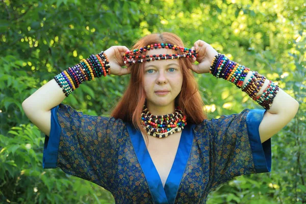 Lang Haar Jong Blank Meisje Met Rood Haar Een Traditionele — Stockfoto